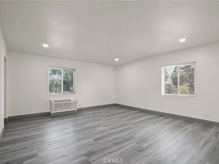 14335 Hamlin St — Photo 32
