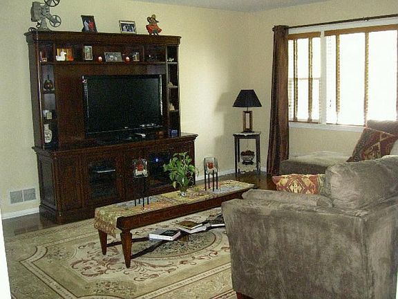 Living Room / View 2