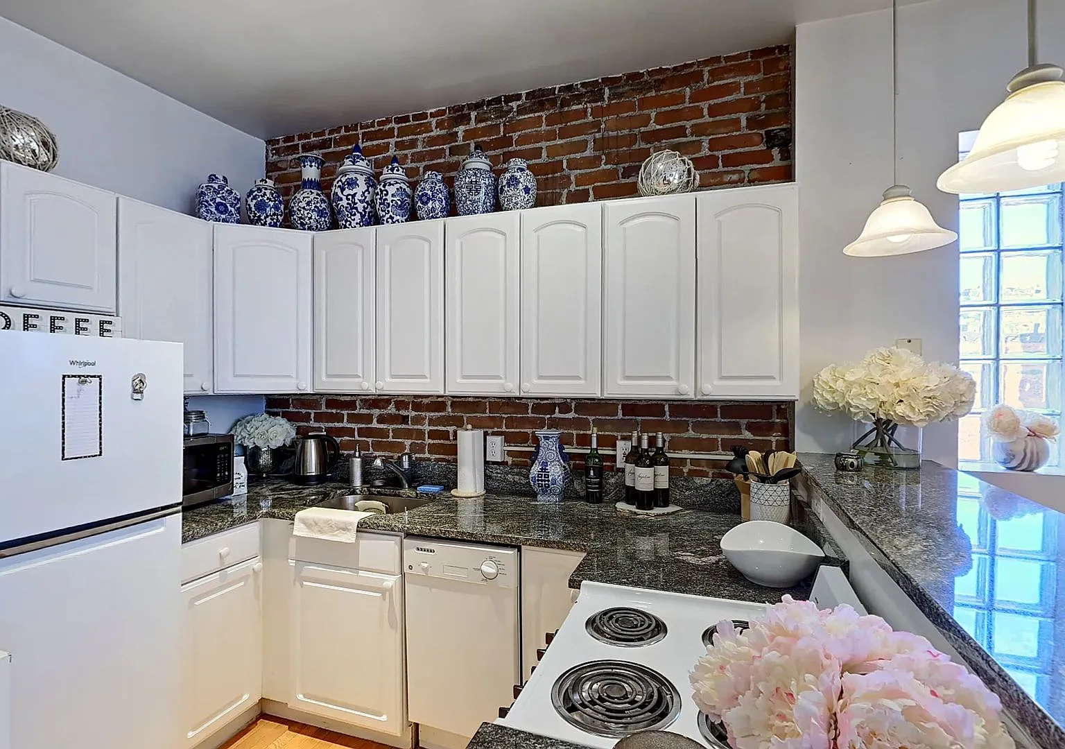 Awesome 2 Bed In The North End.... Don't Miss Out! Sept 1st Move In — Photo 3