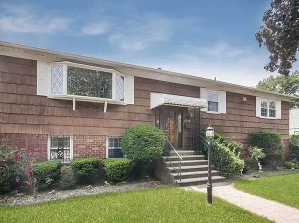 8266 261st St, Glen Oaks, NY 11004
