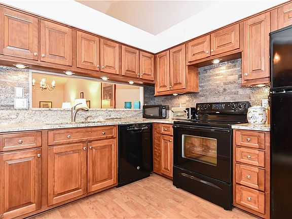 5th image of 5 Brookway Dr