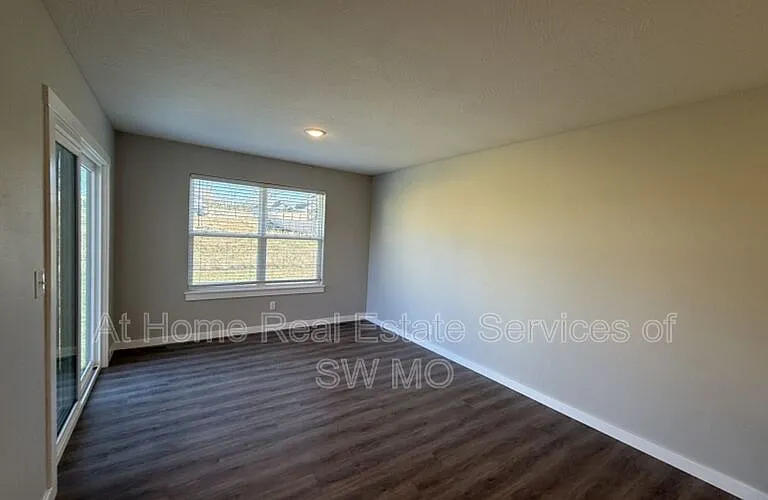 1002 S Rimes Ave — Photo 2