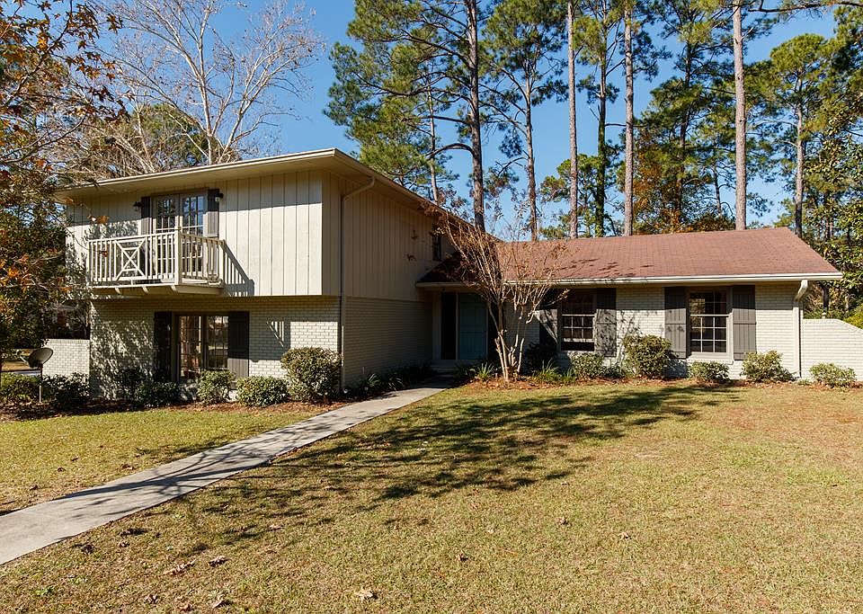 1st image of 120 Fairway Dr