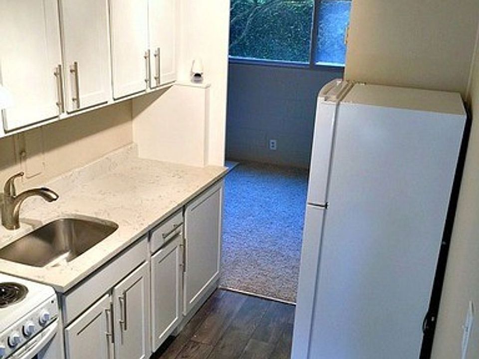 1st image of 1120 NE 43rd St #8547112