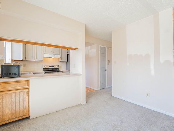 3rd image of 305 Quebec Ave