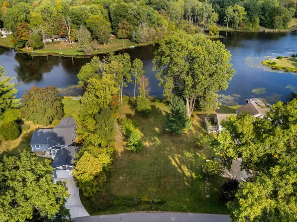 33 W Shore Dr, Stanton, MI 48888