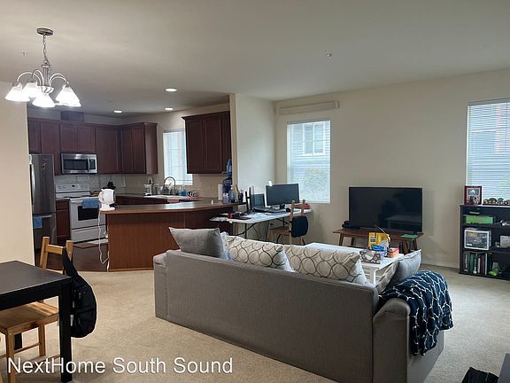 3rd image of 1653 Burnside Pl Unit B