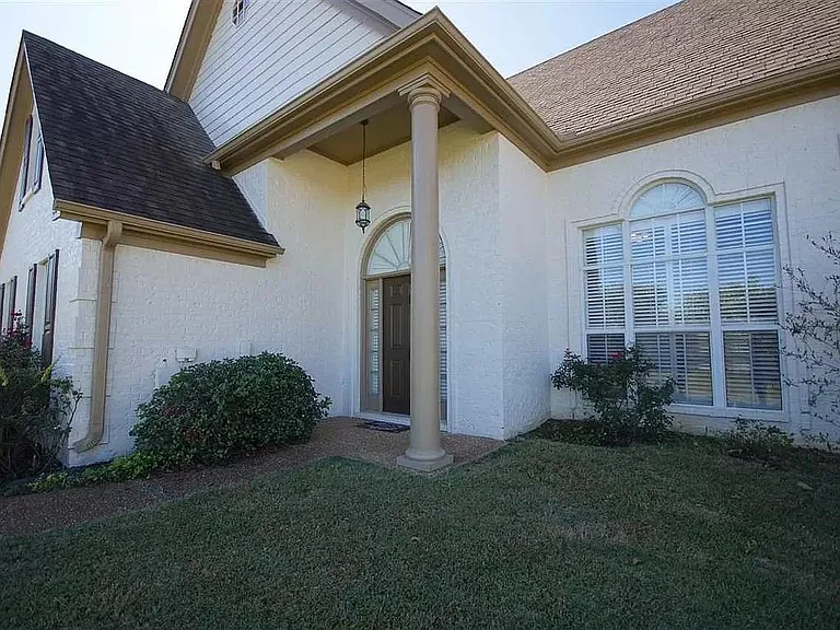 55 Austin Dr — Photo 2