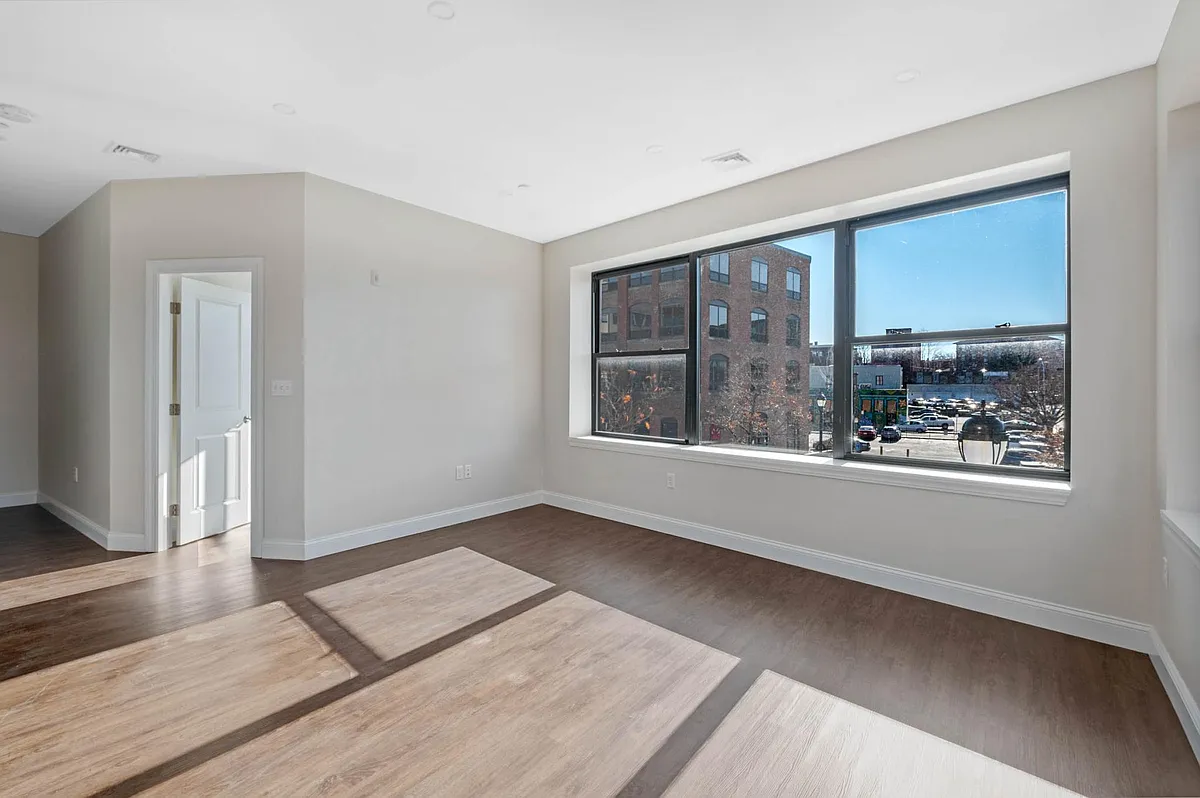 Building Photo - 18 New Derby St #205