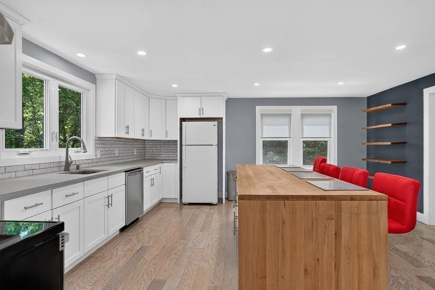 3 bed, 1.0 bath, 1300 sqft, $3,250 — Photo 4