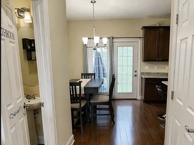 2238 Deyerle Ave — Photo 9