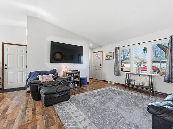 3rd image of 6217 W 46th St
