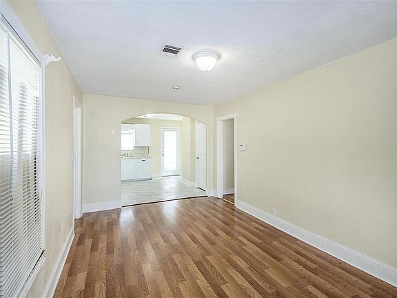 4th image of 1521 Sheffield Blvd