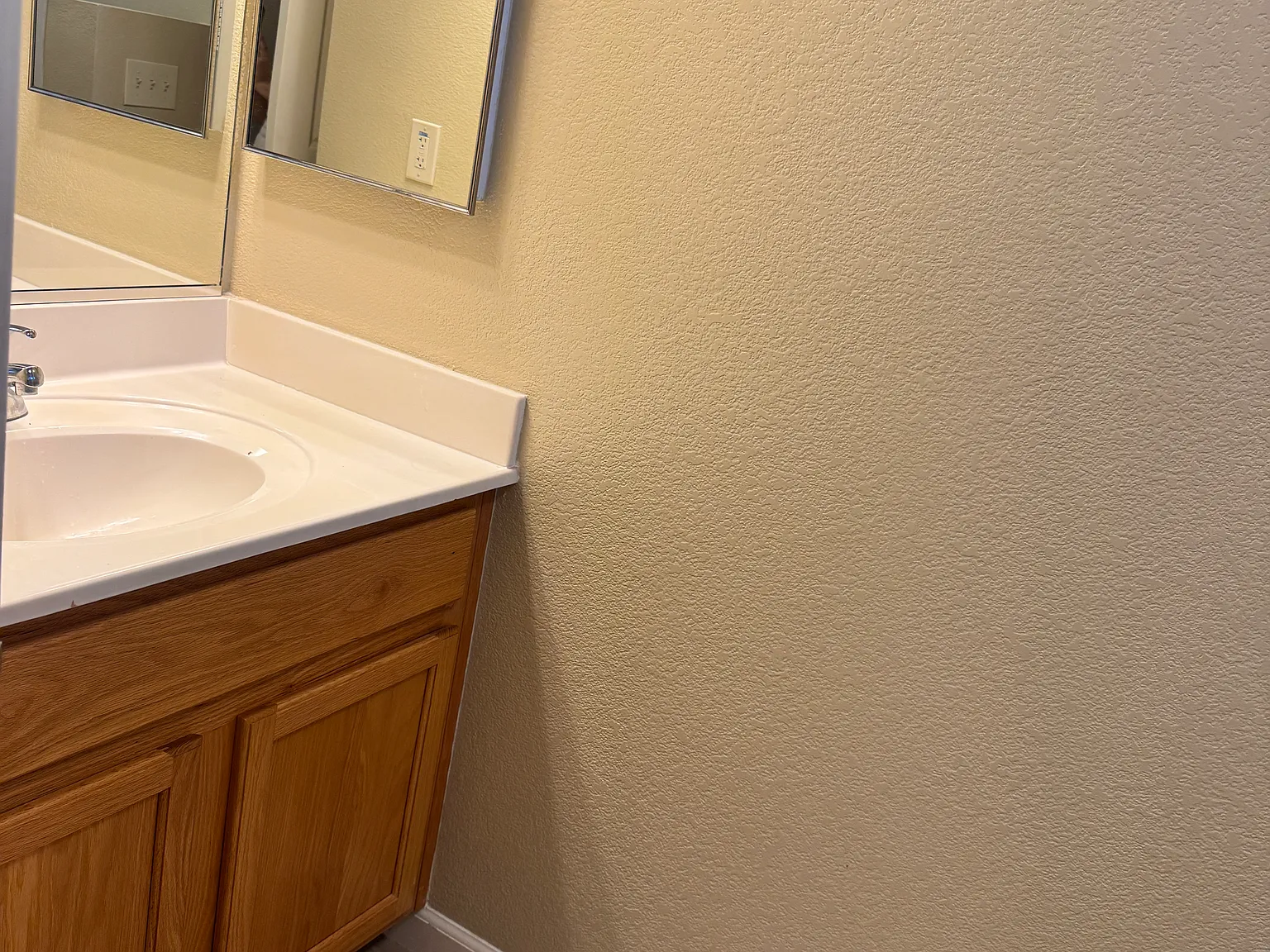 5 bed, 3.5 bath, 3225 sqft, $900 — Photo 2