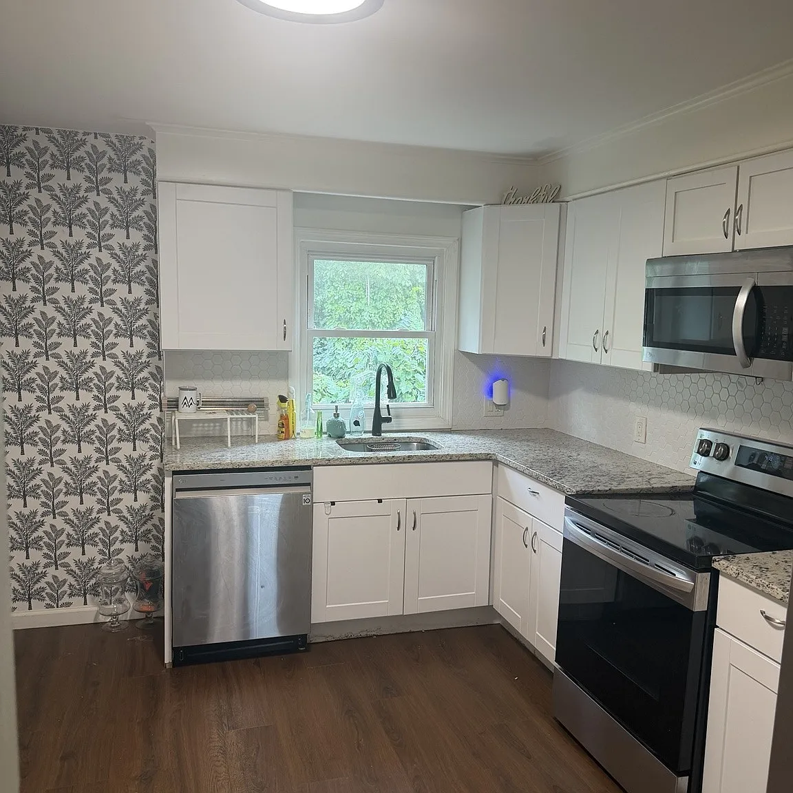 2 bed, 1.0 bath, 2766 sqft, $1,750 — Photo 2