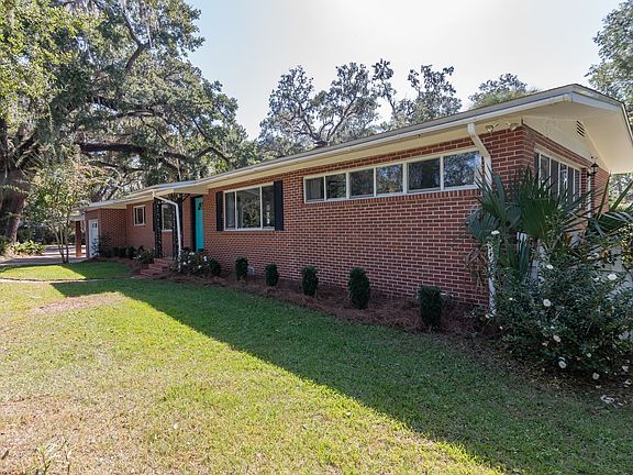 3rd image of 953 E Magnolia Dr
