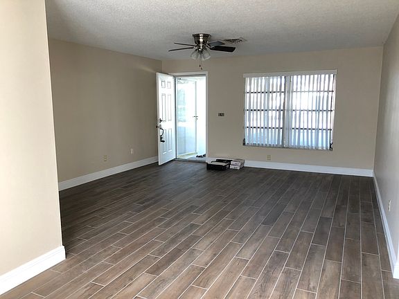 3rd image of 2528 Bramblewood Dr E