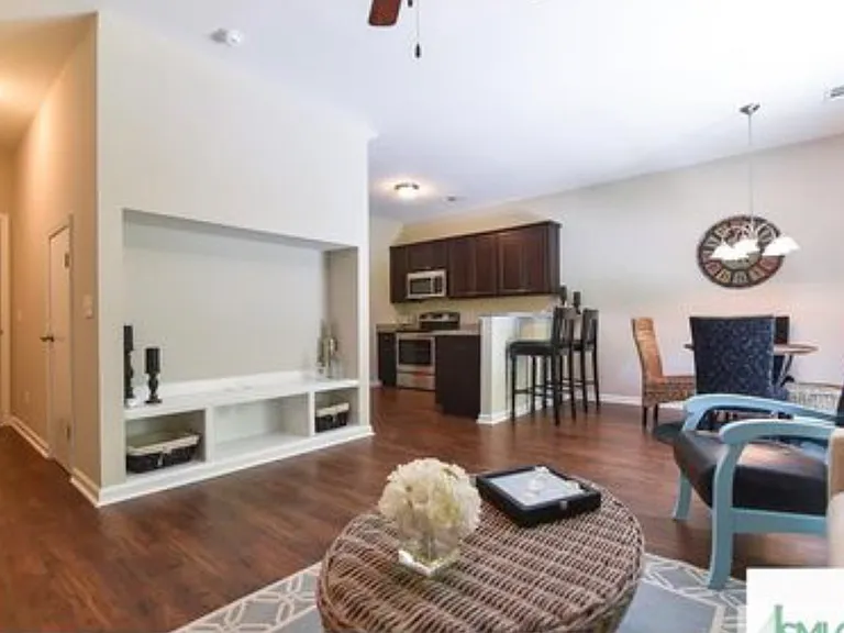 100 Walker Ct — Photo 3