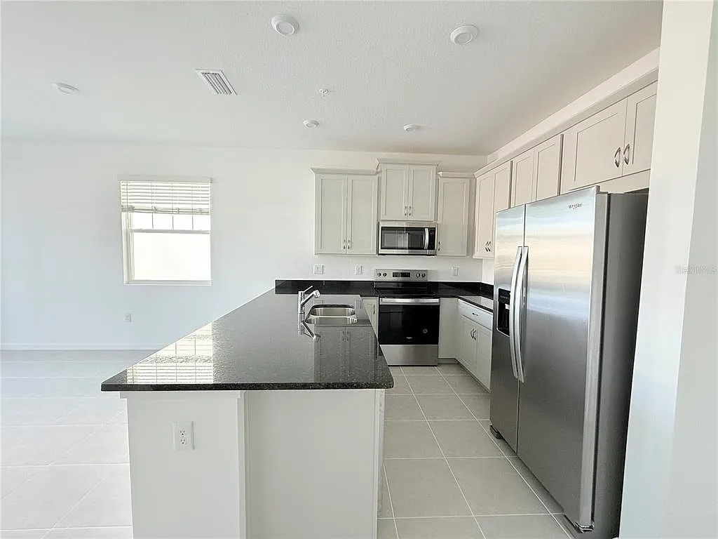 4 bed, 2.5 bath, 1678 sqft, $2,349 — Photo 4