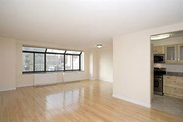 Rented by Siderow Residential Group | media 11