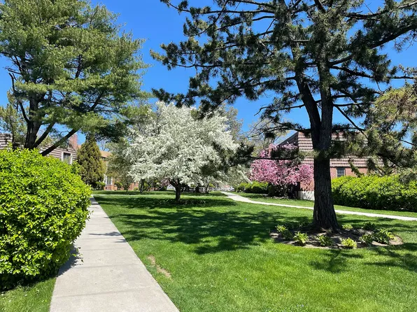 70-25a Park Drive East image 1 of 4