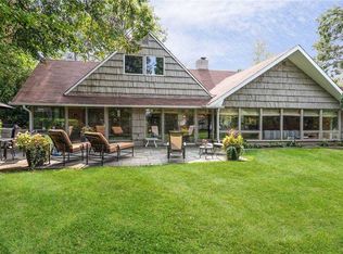1 Strawberry Ln, Roslyn Heights, NY 11577