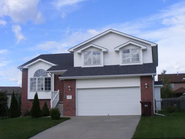 9220 Benziger Dr, Lincoln, NE 68526