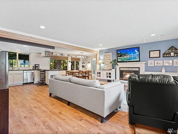 3rd image of 406 NE Conifer Dr