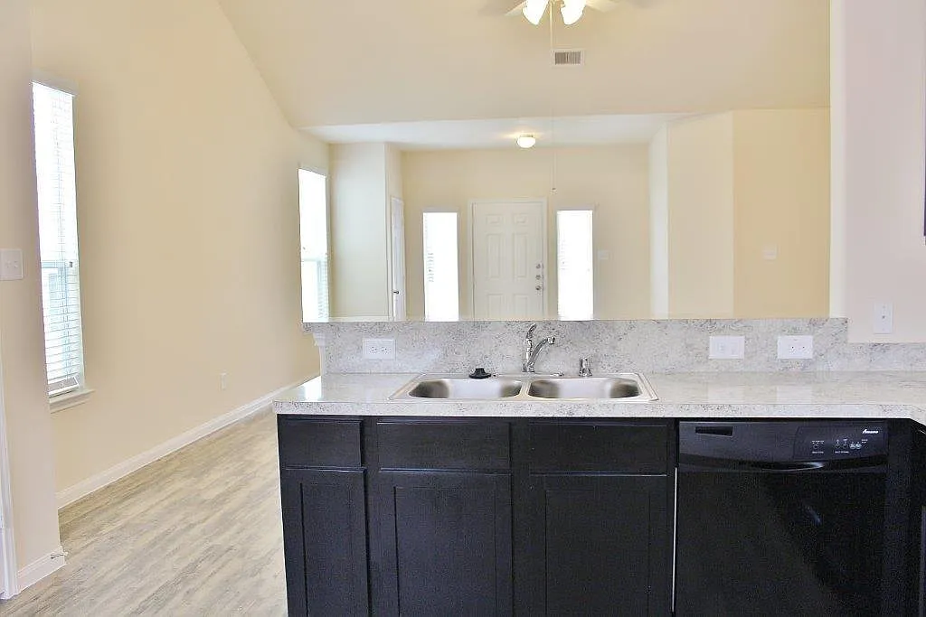 3 bed, 2.0 bath, 1433 sqft, $1,775 — Photo 4