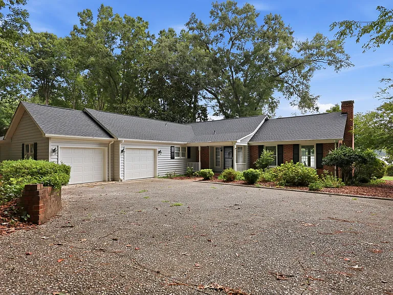 253 Lakeview Dr — Photo 2
