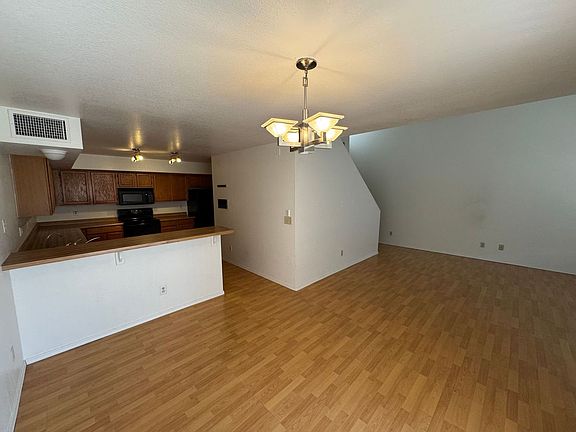 5th image of 410 S Sunrise Dr