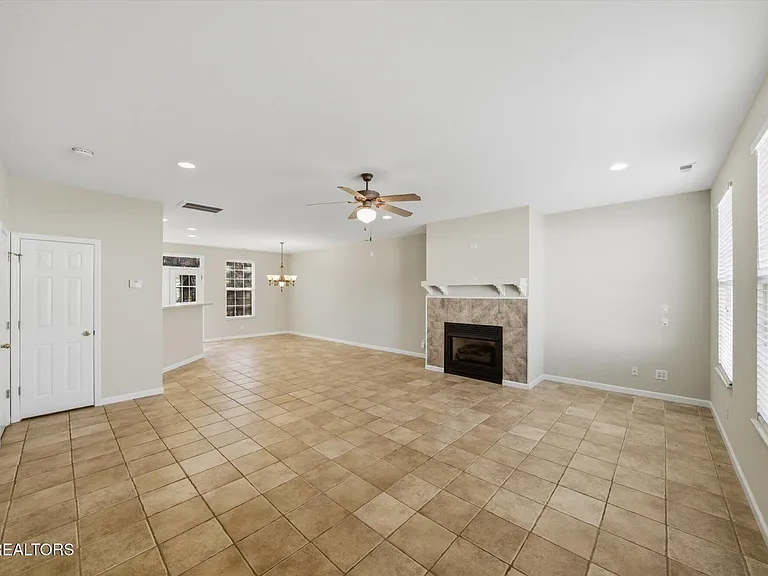 10724 Prince Albert Way — Photo 2