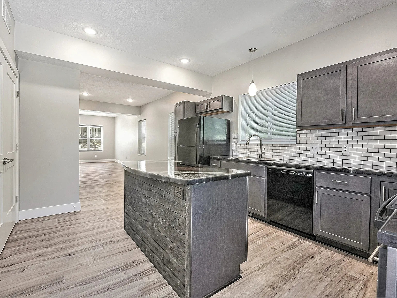 4 bed, 2.5 bath, 1980 sqft, $2,195 — Photo 2