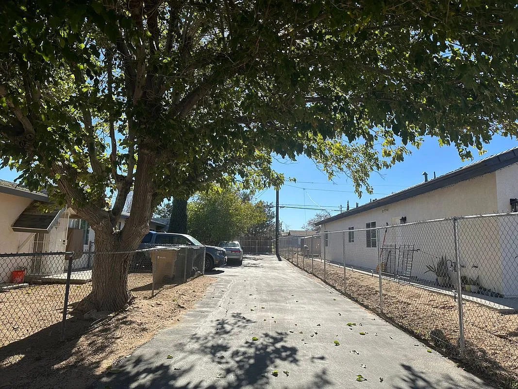 2 bed, 1.0 bath, 1282 sqft, $1,700 — Photo 3