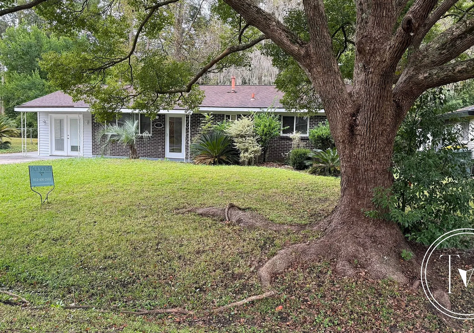 Charming 3-bedroom, 2-bath brick bungalow in Wellwood West Subdivision — Photo 4