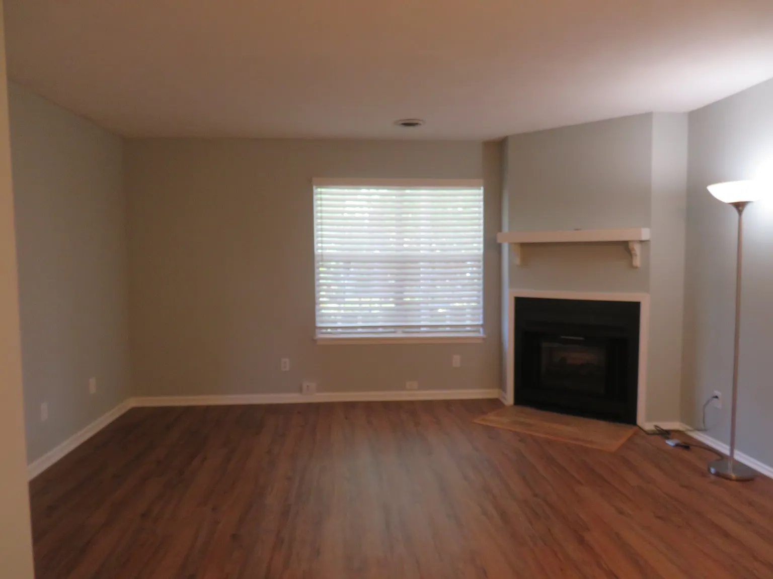 2 bed, 1.5 bath, 1037 sqft, $1,350 — Photo 3