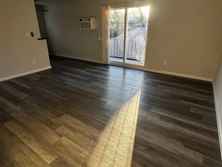 11460 Riverside Dr — Photo 15