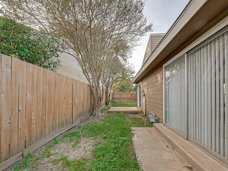 12111 Poulson Dr — Photo 34