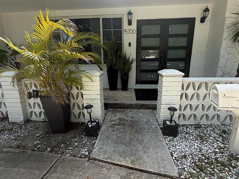 15700 N Miami Ave — Photo 5
