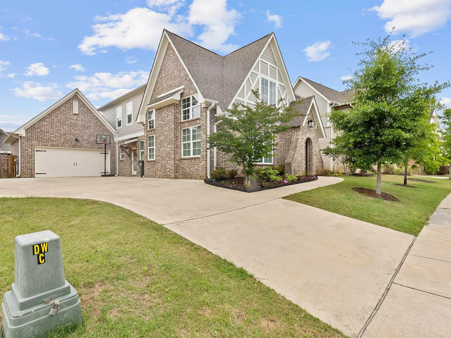 4 bed, 2.5 bath, $3,500 — Photo 3