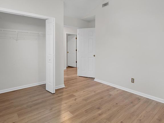 4th image of 109 Coachman Ln.