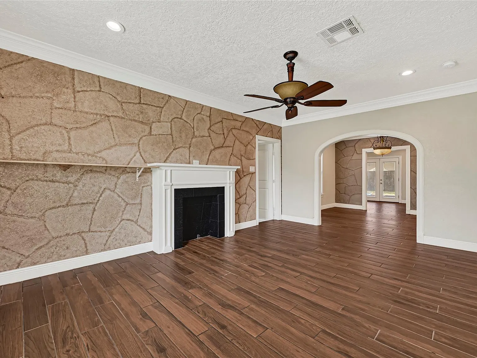 3 bed, 2.0 bath, 1703 sqft, $2,000 — Photo 3
