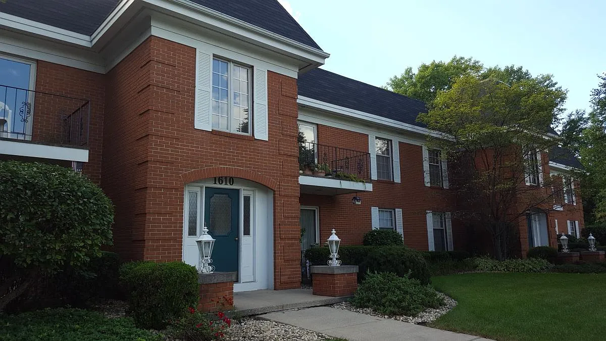 2 bed, 1.5 bath, 1362 sqft, $1,900 — Photo 2