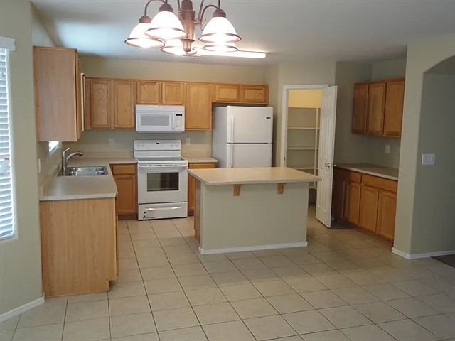 206 S 151st Ave — Photo 3