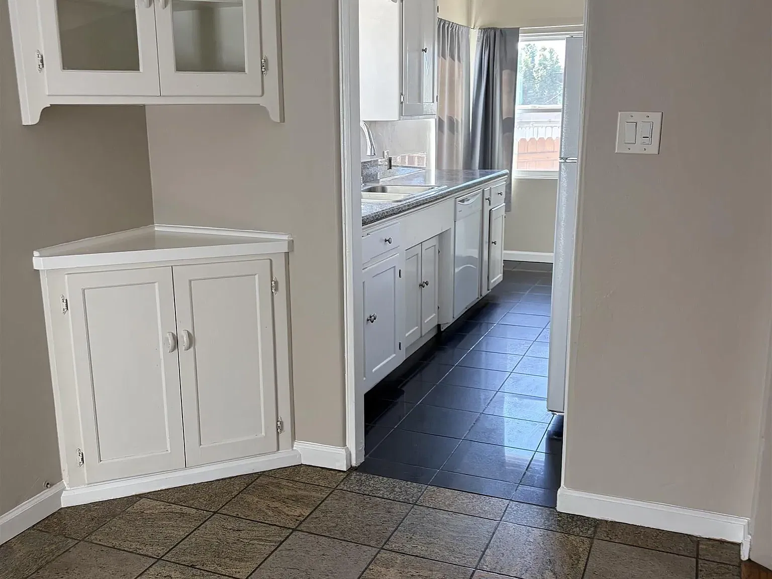 3 bed, 1.0 bath, 1014 sqft, $3,400 — Photo 4