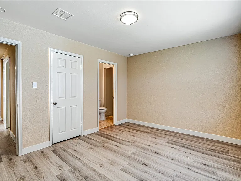 451 Wilshire Ave — Photo 21