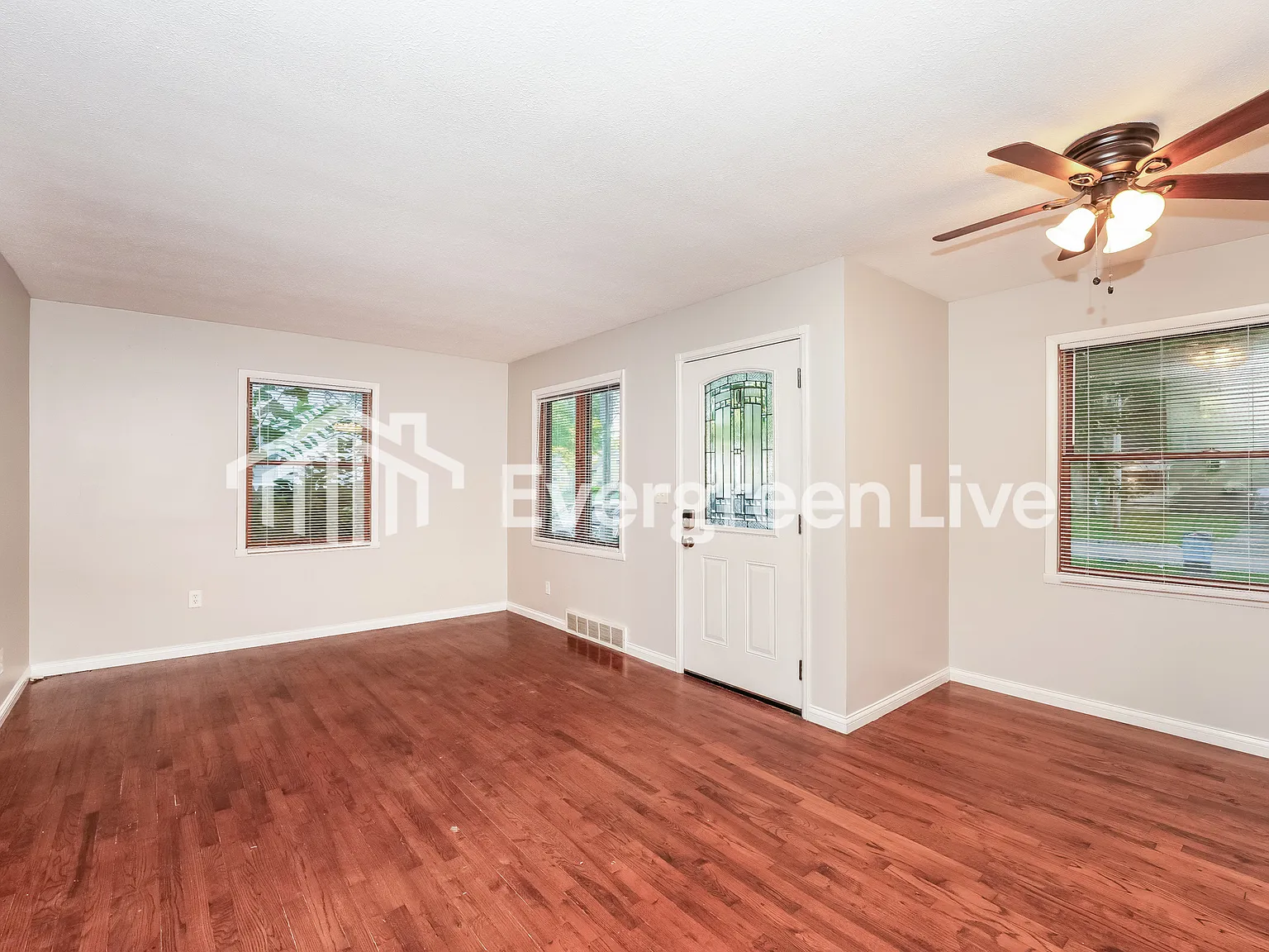 3 bed, 1.5 bath, 1059 sqft, $1,495 — Photo 2