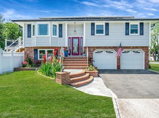 6 Holly Rd, Oakdale, NY 11769