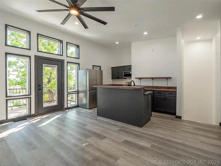 351 E Washington Ave — Photo 4