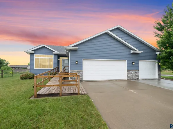 1009 Honeysuckle Dr, Harrisburg, SD 57032